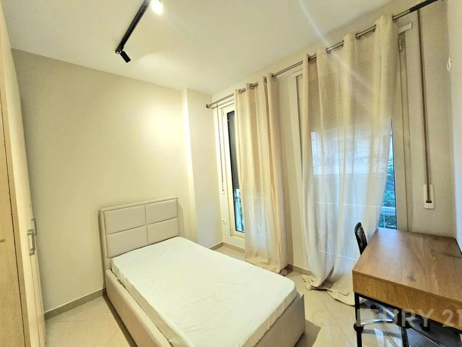 Tirane, jepet me qera apartament 2+1+Ballkon Kati 2, 85 m² 650 € (SUN115536)