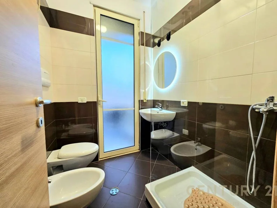 Tirane, jepet me qera apartament 2+1+Ballkon Kati 2, 85 m² 650 € (SUN115536)