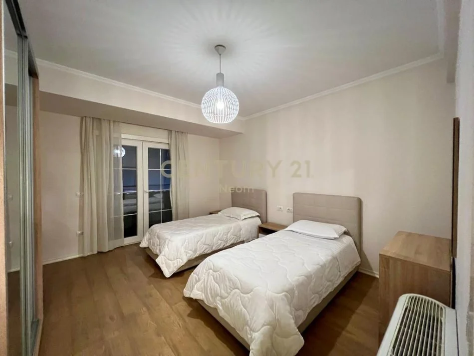 Tirane, jepet me qera apartament 2+1+Ballkon Kati 3, 132 m² 1.200 € (Vizion Plus)