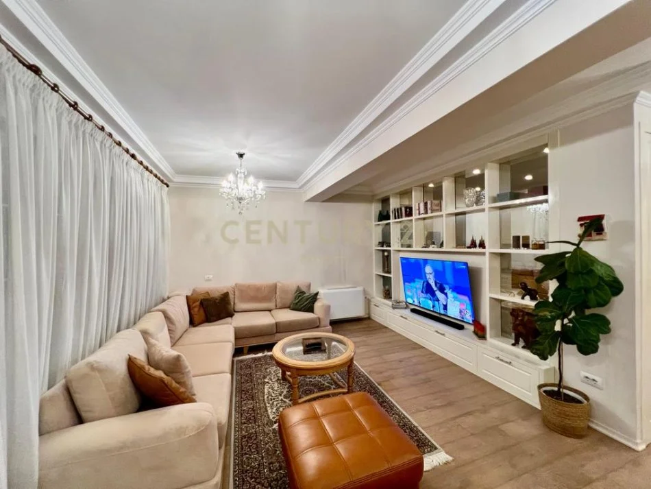 Tirane, jepet me qera apartament 2+1+Ballkon Kati 3, 132 m² 1.200 € (Vizion Plus)