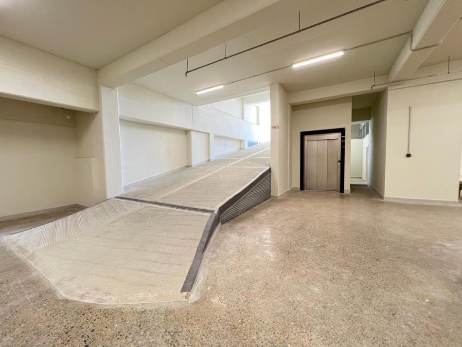 Tirane, jepet me qera ambjent biznesi Kati 3, 2.950 m² 15.000 € (Mezez)