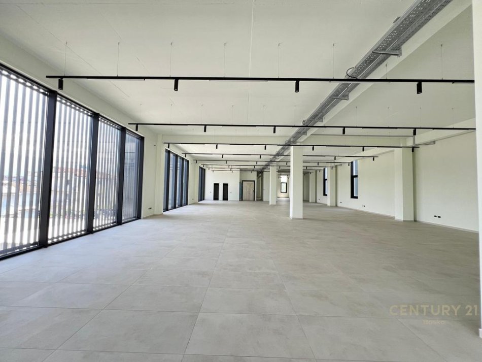 Tirane, jepet me qera ambjent biznesi Kati 3, 2.950 m² 15.000 € (Mezez)