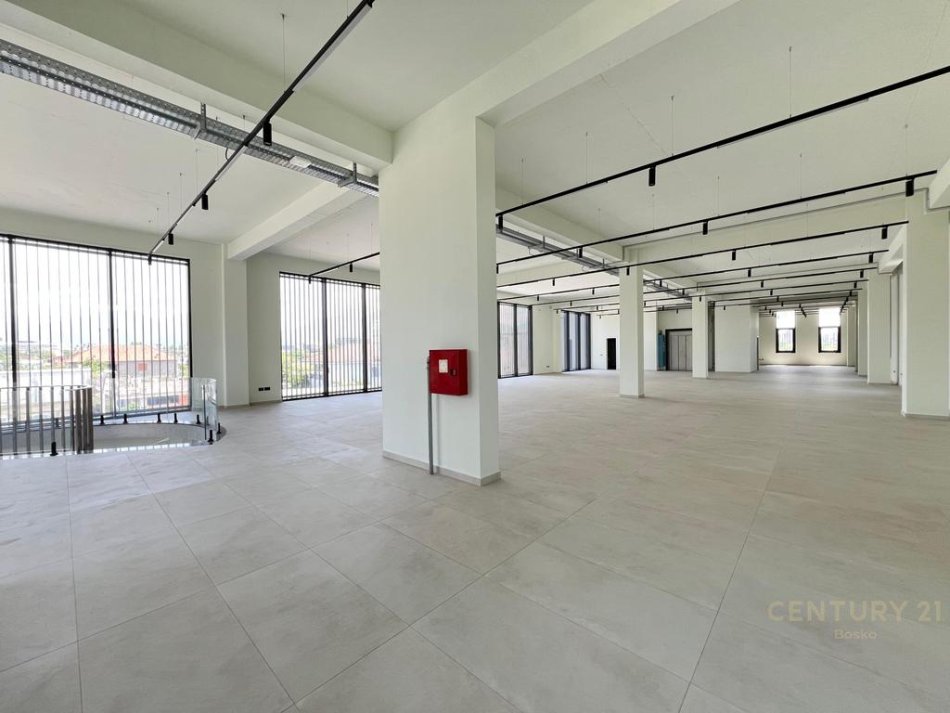 Tirane, jepet me qera ambjent biznesi Kati 3, 2.950 m² 15.000 € (Mezez)