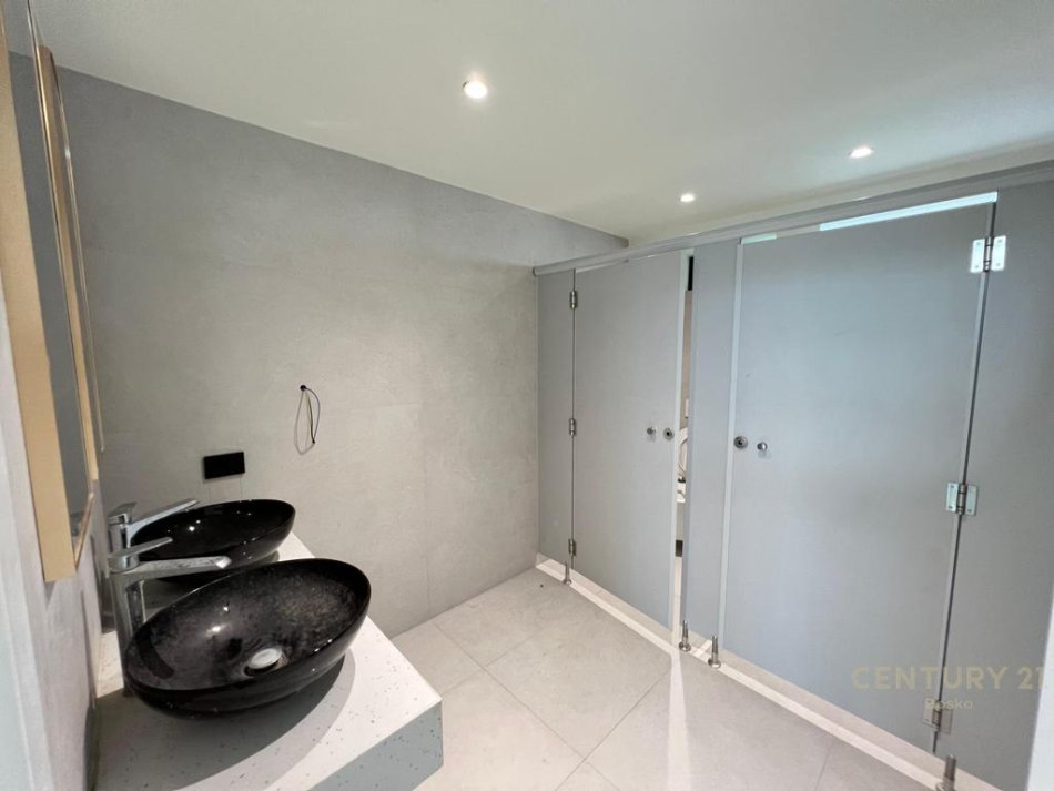 Tirane, jepet me qera ambjent biznesi Kati 3, 2.950 m² 15.000 € (Mezez)
