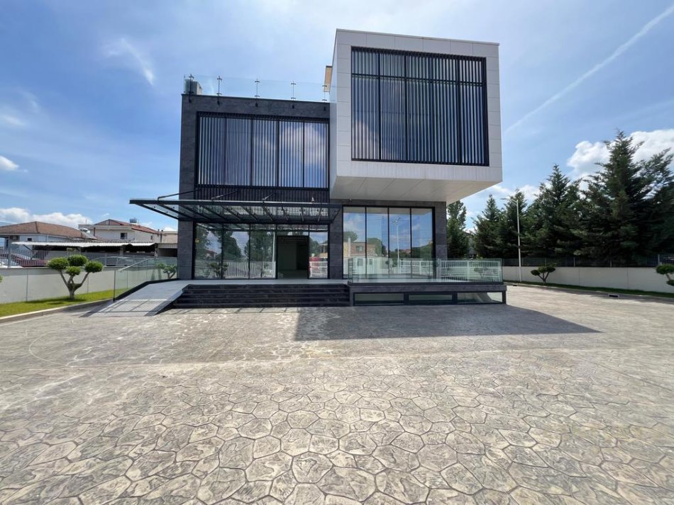Tirane, jepet me qera ambjent biznesi Kati 3, 2.950 m² 15.000 € (Mezez)