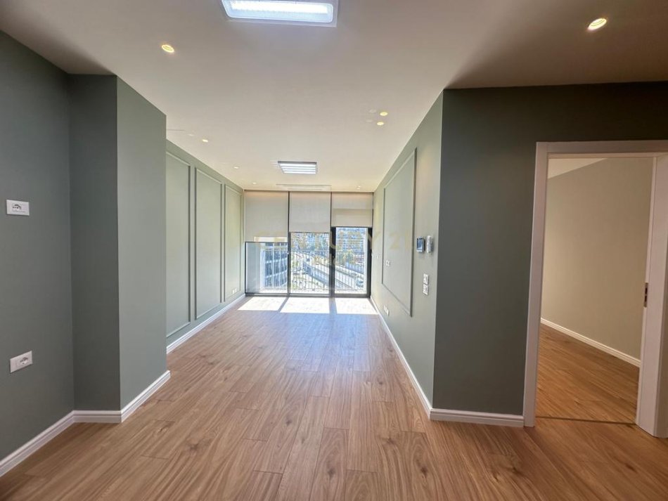 Tirane, jepet me qera zyre Kati 6, 98 m² 1.400 € (Kristo Luarasi)