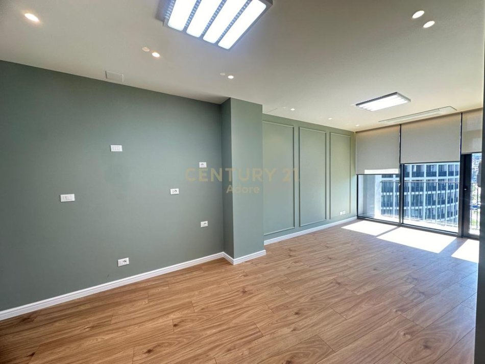 Tirane, jepet me qera zyre Kati 6, 98 m² 1.400 € (Kristo Luarasi)