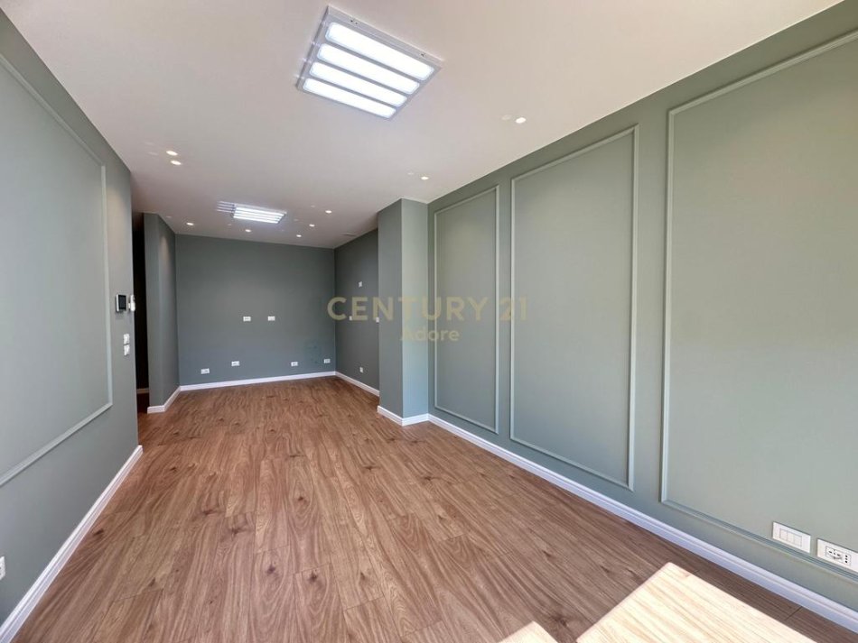 Tirane, jepet me qera zyre Kati 6, 98 m² 1.400 € (Kristo Luarasi)