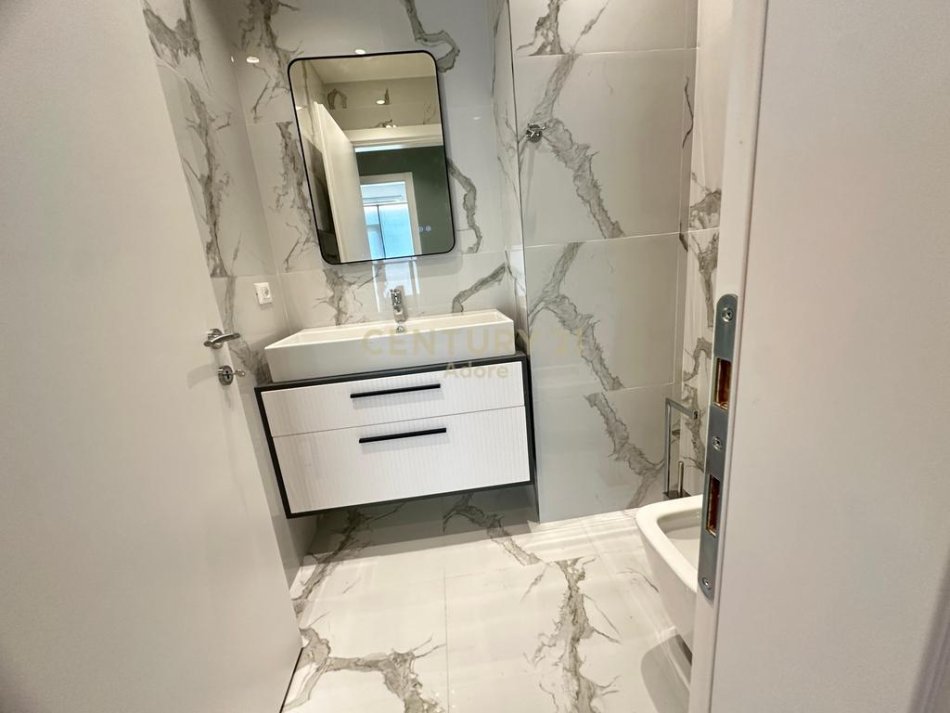 Tirane, jepet me qera zyre Kati 6, 98 m² 1.400 € (Kristo Luarasi)