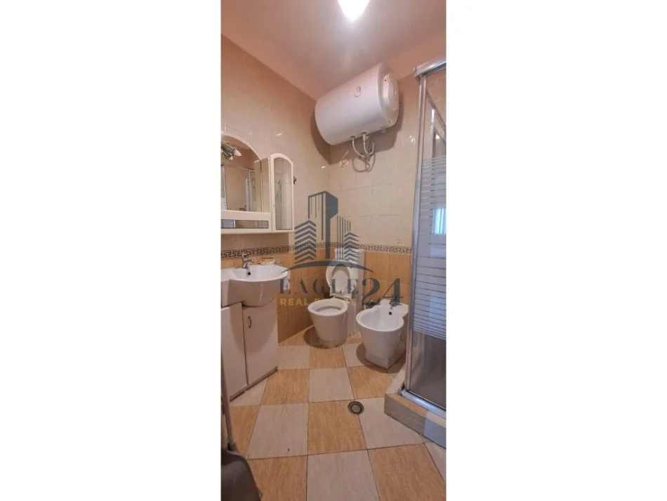Tirane, jepet me qera apartament 2+1 , 95 m² 650 € (Rruga e Kavajes,prane Kishes Katolike)