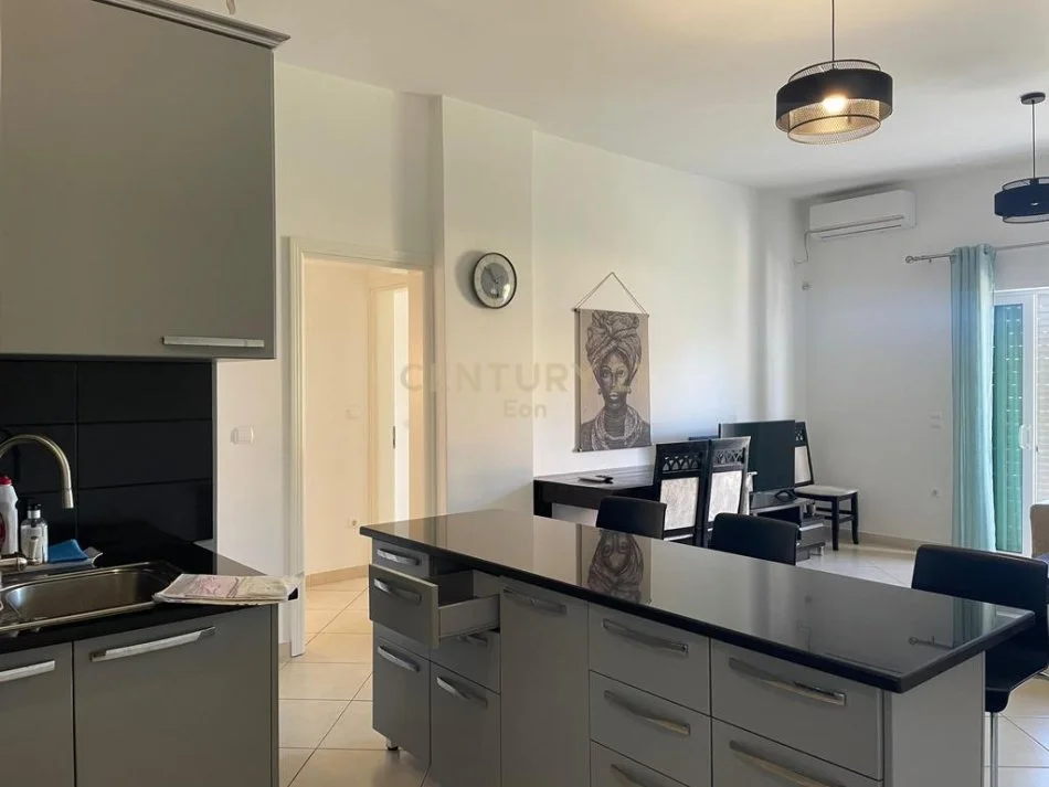 Durres, jepet me qera apartament 3+1+Ballkon Kati 2, 135 m² 500 € (shkozet)