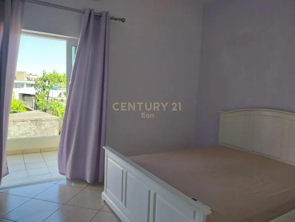 Durres, jepet me qera apartament 3+1+Ballkon Kati 2, 135 m² 500 € (shkozet)