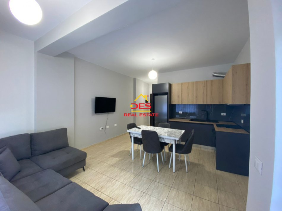 Vlore, jepet me qera apartament 1+1+Ballkon Kati 4, 70 m² 350 € (Rruga Dhimitër Konomi)