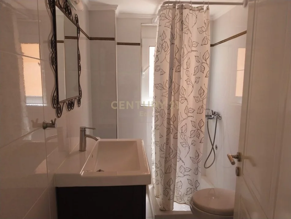 Durres, jepet me qera apartament 3+1+Ballkon Kati 2, 135 m² 500 € (shkozet)