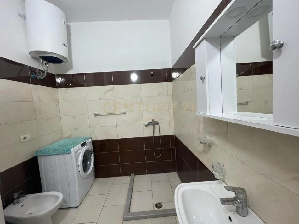 Durres Plazh, jepet me qera apartament 1+1 Kati 8, 65 m² 300 € (Plazh Iliria)