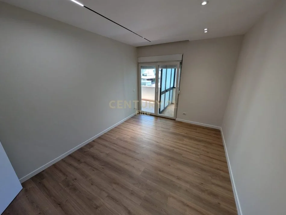 Tirane, jepet me qera apartament 4+1+Aneks+Ballkon Kati 4, 133 m² 1.500 € (EL115668)