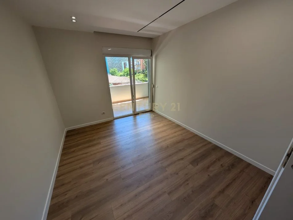 Tirane, jepet me qera apartament 4+1+Aneks+Ballkon Kati 4, 133 m² 1.500 € (EL115668)