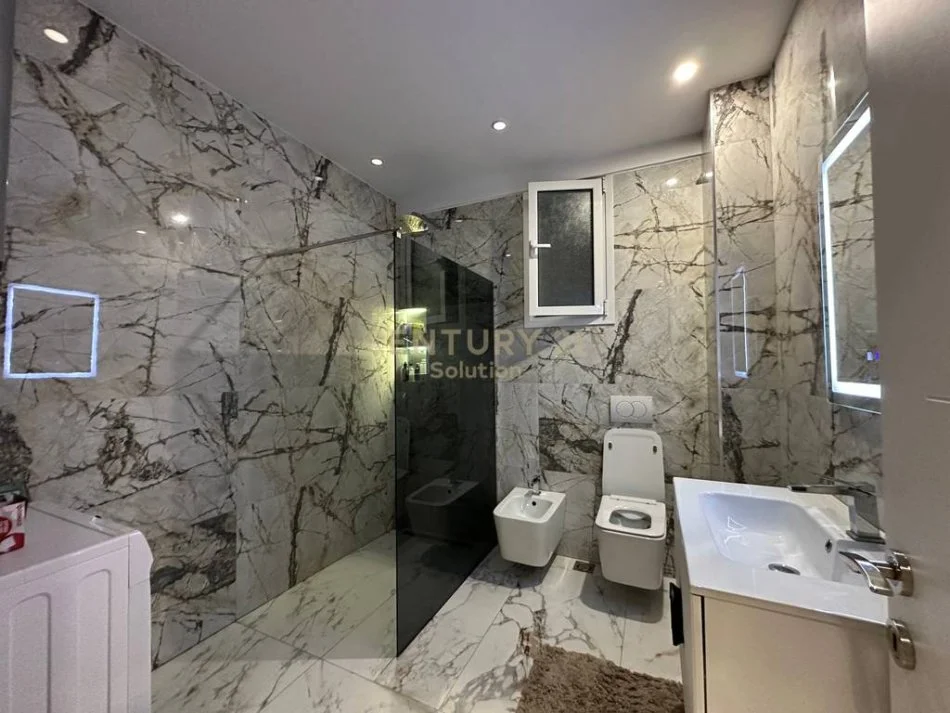 Tirane, shitet apartament 1+1 Kati 3, 80 m² 180.000 € (Pavarotti)