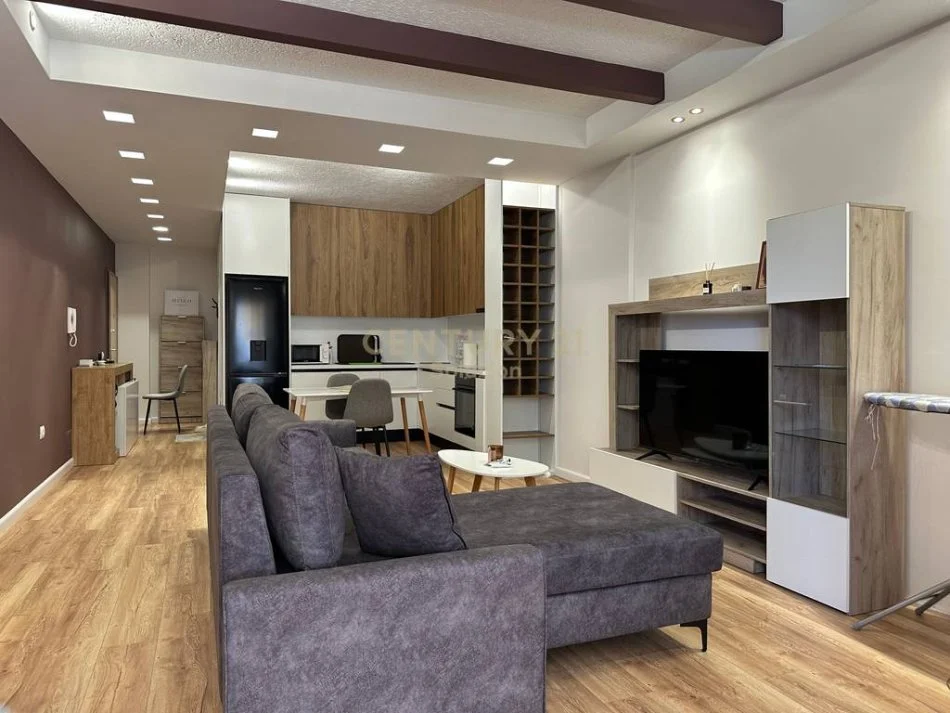 Tirane, shitet apartament 1+1 Kati 3, 80 m² 180.000 € (Pavarotti)