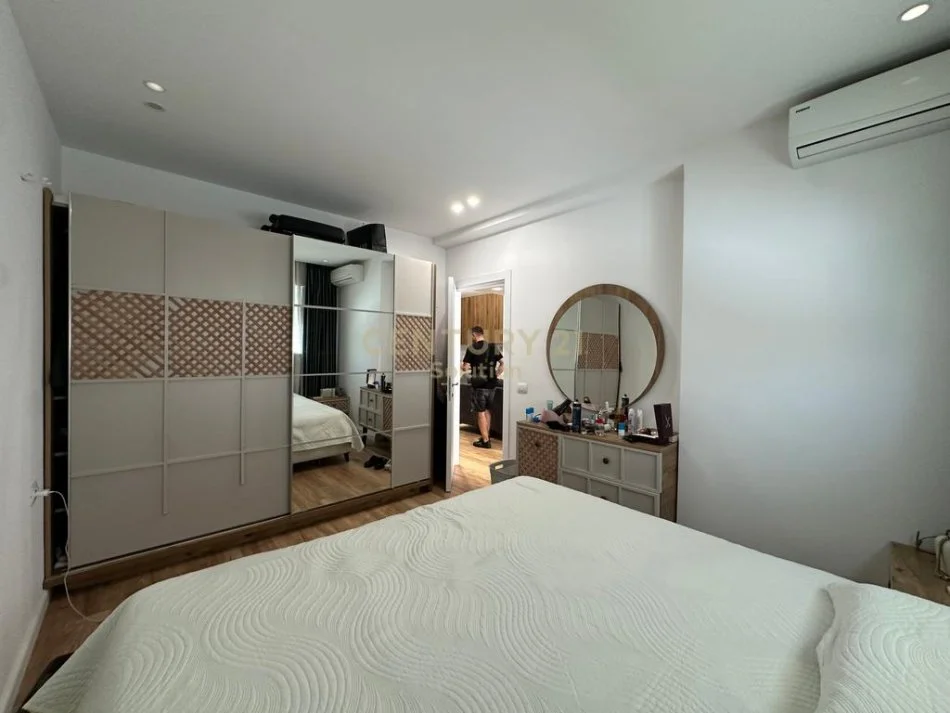 Tirane, shitet apartament 1+1 Kati 3, 80 m² 180.000 € (Pavarotti)