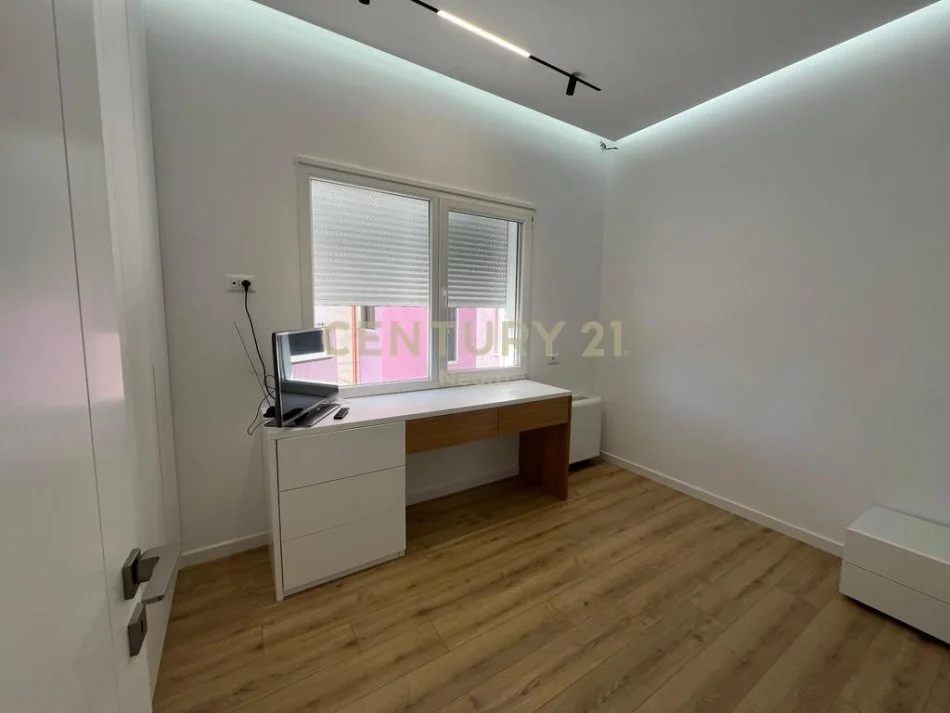 Tirane, jepet me qera apartament 2+1+Ballkon Kati 4, 100 m² 800 € (Kopshti Botanik)