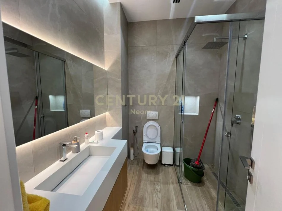 Tirane, jepet me qera apartament 2+1+Aneks+Ballkon Kati 4, 100 m² 800 € (Neom115708)