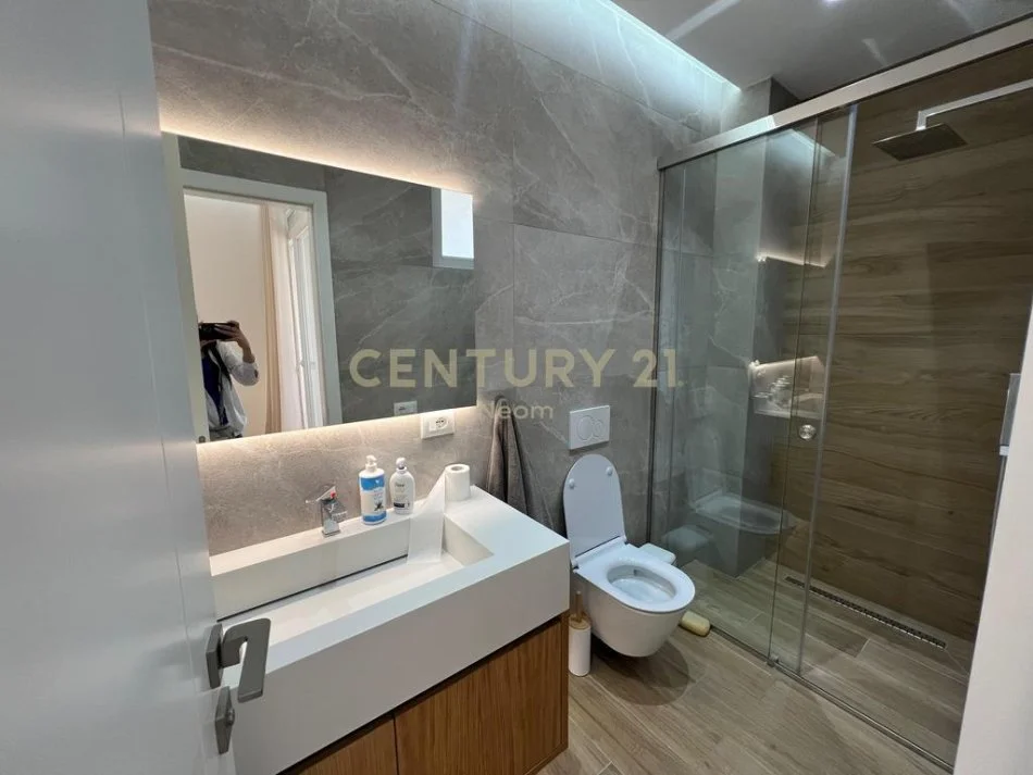 Tirane, jepet me qera apartament 2+1+Ballkon Kati 4, 100 m² 800 € (Kopshti Botanik)