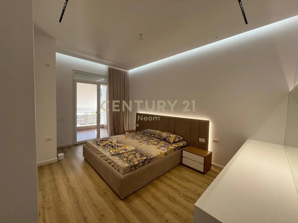 Tirane, jepet me qera apartament 2+1+Ballkon Kati 4, 100 m² 800 € (Kopshti Botanik)