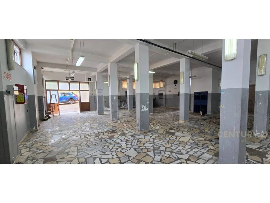 Tirane, jepet me qera magazine Kati 0, 400 m² 1.000 € (ALI DEMI)
