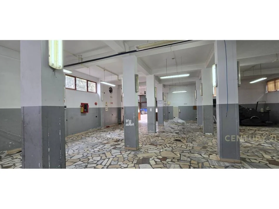 Tirane, jepet me qera magazine Kati 0, 400 m² 1.000 € (ALI DEMI)