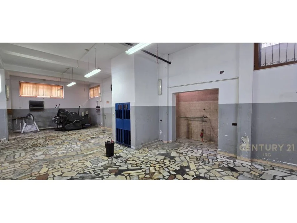 Tirane, jepet me qera magazine Kati 0, 400 m² 1.000 € (ALI DEMI)