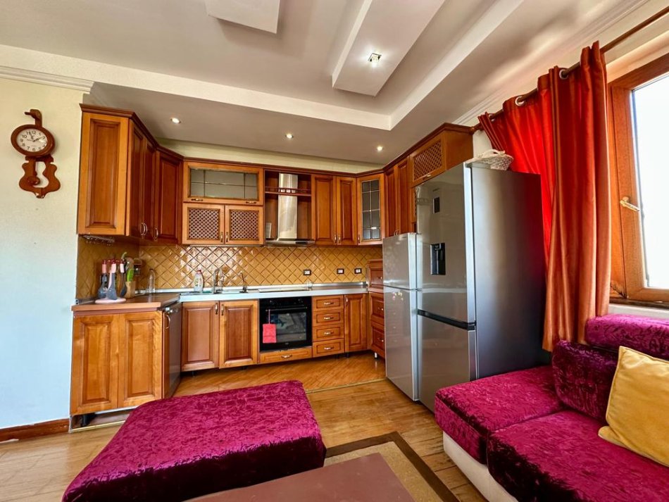 Tirane, jepet me qera 2+1+Ballkon Kati 6, 94 m² 600 € (Vasil Shanto)