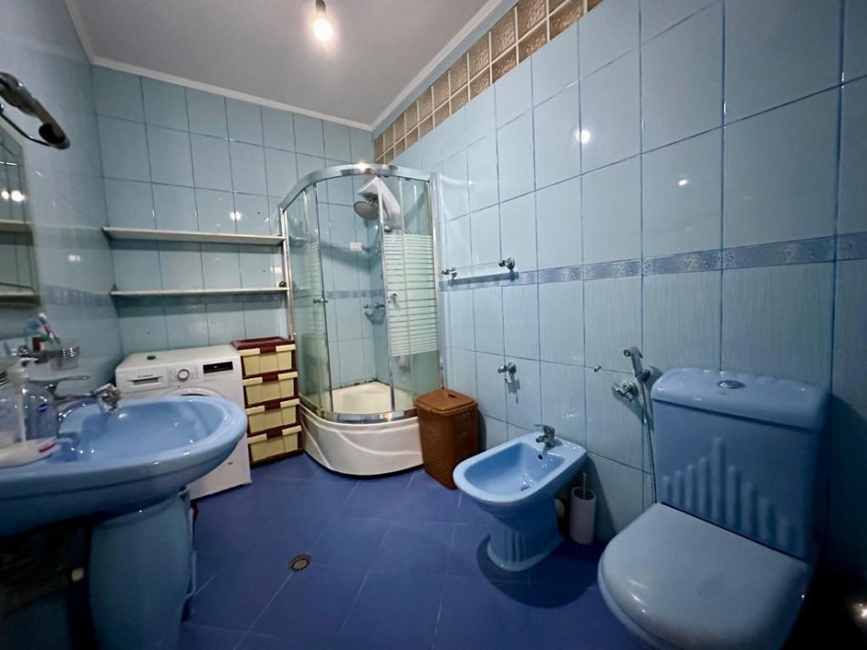 Tirane, jepet me qera 2+1+Ballkon Kati 6, 94 m² 600 € (Vasil Shanto)