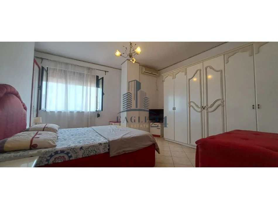 Tirane, jepet me qera apartament 2+1 , 95 m² 650 € (Rruga e Kavajes,prane Kishes Katolike)