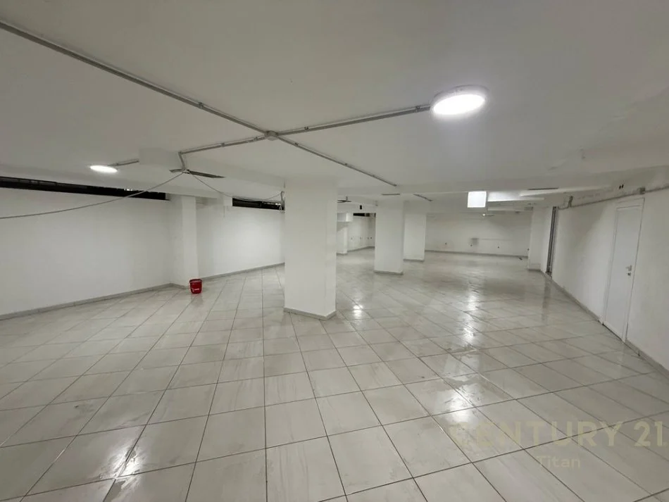 Tirane, jap me qera zyre , 402 m² 4.500 € (Ish Blloku)