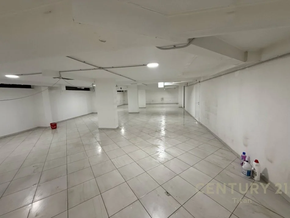 Tirane, jap me qera zyre , 402 m² 4.500 € (Ish Blloku)