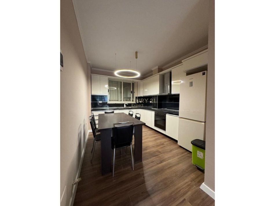 Tirane, jepet me qera apartament 2+1+Ballkon Kati 1, 107 m² 700 € (rruga peti)