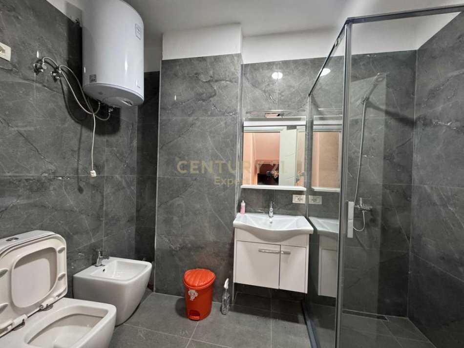 Tirane, jepet me qera apartament 2+1+Ballkon Kati 1, 107 m² 700 € (rruga peti)