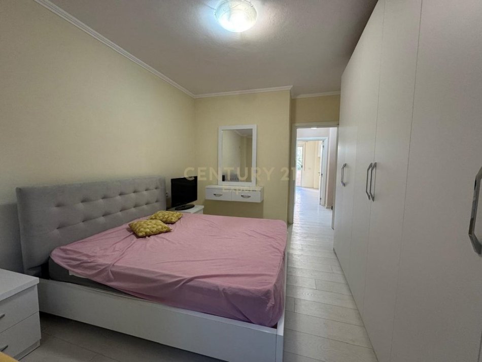 Tirane, jepet me qera apartament 2+1+Ballkon Kati 1, 107 m² 700 € (rruga peti)