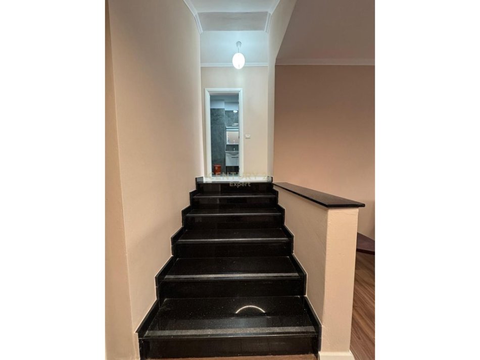 Tirane, jepet me qera apartament 2+1+Ballkon Kati 1, 107 m² 700 € (rruga peti)