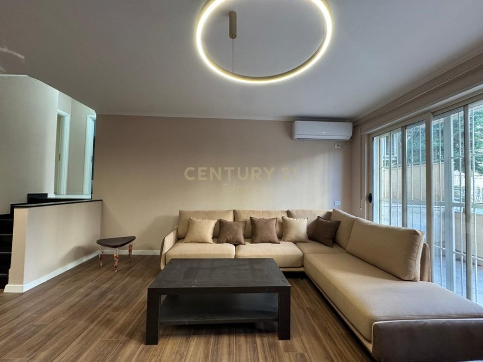Tirane, jepet me qera apartament 2+1+Ballkon Kati 1, 107 m² 700 € (rruga peti)