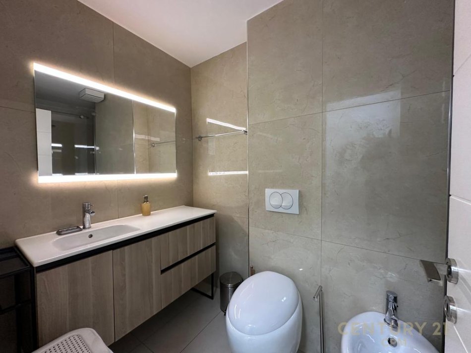 Tirane, jepet me qera apartament duplex 2+1+Ballkon Kati 8, 135 m² 1.500 € (Rruga e Kavajes)