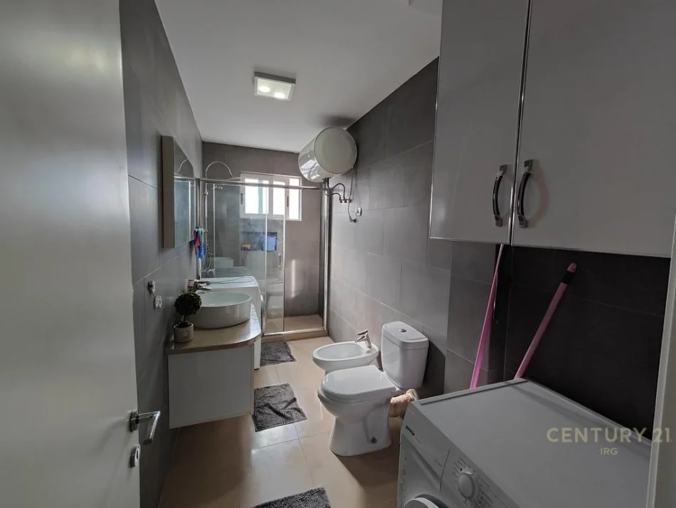 Tirane, jepet me qera apartament 1+1 Kati 9, 70 m² 650 € (Komuna e Parisit)