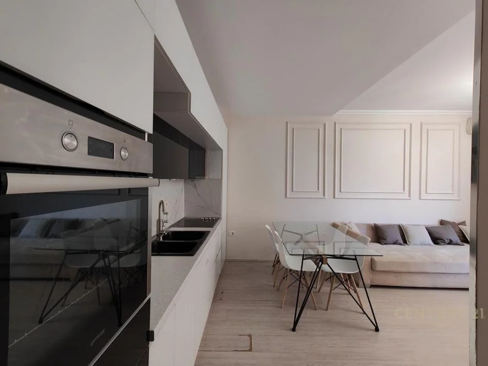 Tirane, jepet me qera apartament 1+1 Kati 9, 70 m² 650 € (Komuna e Parisit)