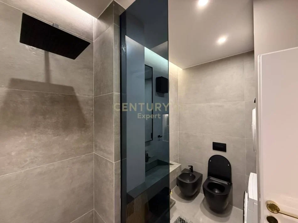 Tirane, jap me qera apartament 2+1 , 120 m² 1.800 € (Liqeni i Tiranës)