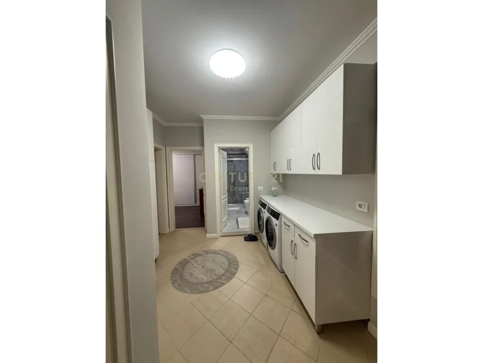 Tirane, jepet me qera apartament 2+1+Ballkon Kati 4, 110 m² 1.000 € (Selvia)