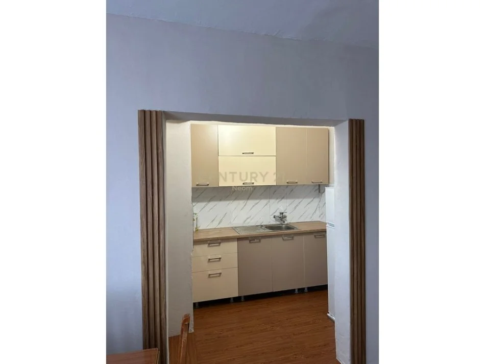 Tirane, jepet me qera apartament 1+1+Aneks+Ballkon Kati 5, 63 m² 450 € (Neom115819)