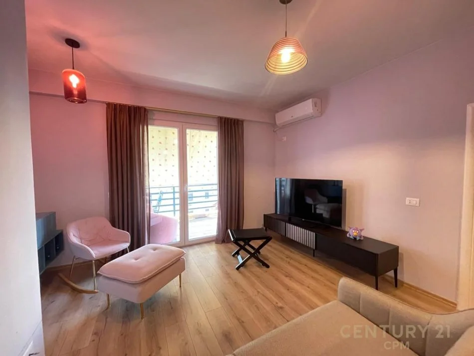 Tirane, jap me qera apartament 2+1 , 100 m² 700 € (Komuna e Parisit)