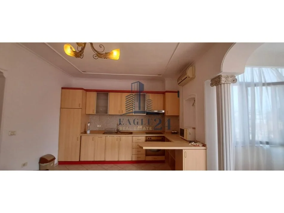 Tirane, jepet me qera apartament 2+1 , 95 m² 650 € (Rruga e Kavajes,prane Kishes Katolike)
