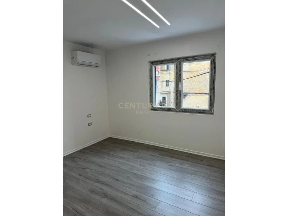 Tirane, jepet me qera ambjent biznesi Kati 1, 53 m² 600 € (RRUGA BARDHYL)